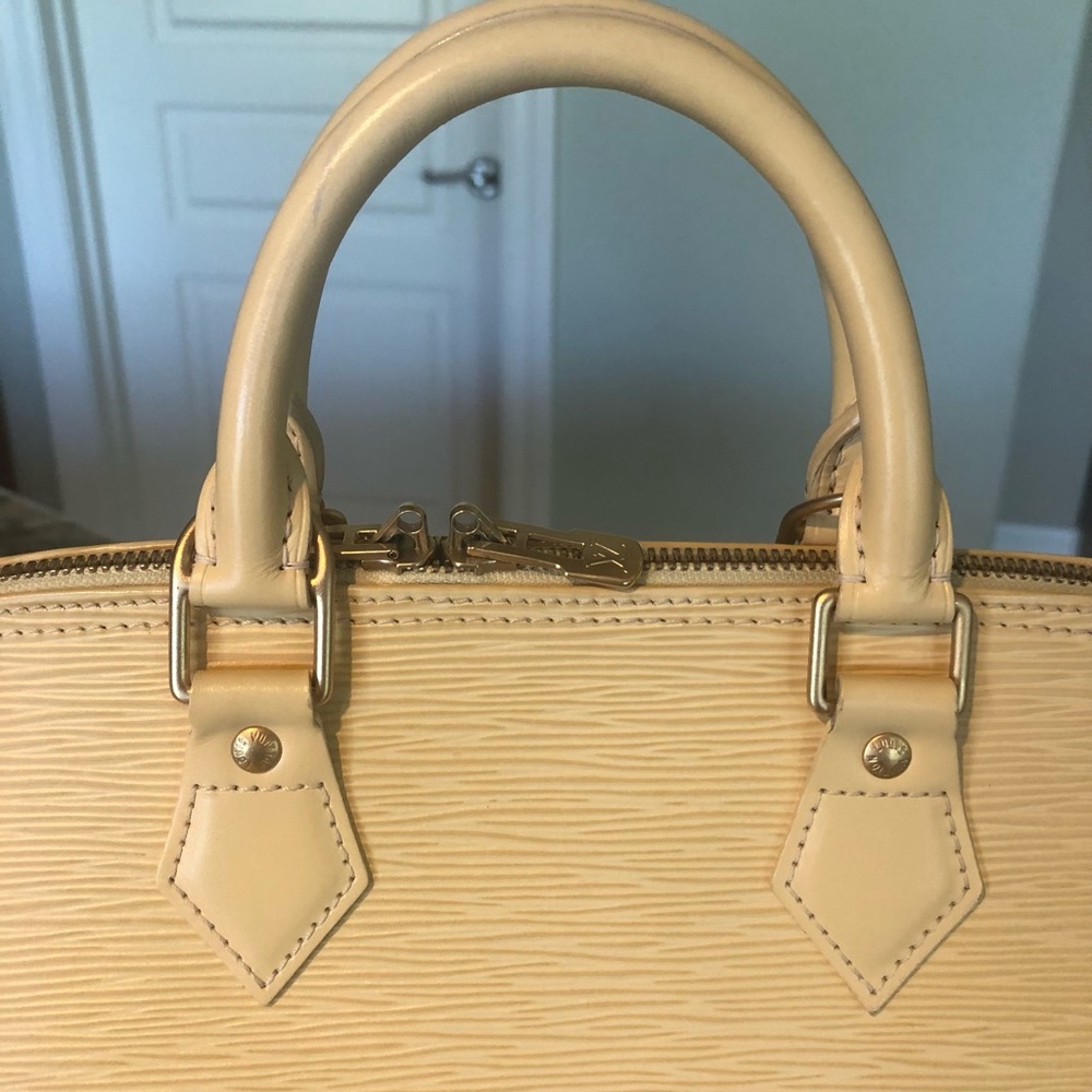 Authentic Louis Vuitton Creme Alma Leather Handbag - Picture 5 of 9